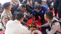 Kalau ini pose Nurdin makan bersama para jajaran kepolisian daerah Kepri di Dermaga Pulau Mongkol. Mereka tak ragu makan bersama dari satu wadah. Foto: Instagram nurdin757