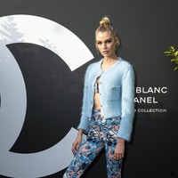 Jika putih menjadi andalan Kristen, model Victorias Secret itu memilih busana bernuansa biru. (Foto: Getty Images)