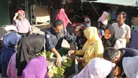 Begini gaya Nurdin saat mengunjungi sebuah pasar di Natuna. Ia menjelaskan agendanya mendengar keluhan masyarakat, berdialog, sekaligus mengecek harga kebutuhan pokok. Bonusnya, Nurdin bisa lihat-lihat pisang. Foto: Instagram nurdin757