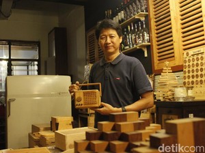 Pria di Cimahi Olah Limbah Kayu Jadi Radio Jadul Bernilai Jutaan