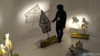 Di tengah ruangan ada bangunan berbentuk blangkon dengan nama Taman Budaya Raden Saleh. Di dalam ada instalasi wayang punakawan untum berfoto dan yang paling menarik adalah asisten digital yang bisa menjawab pertanyaan layaknya Jarvis milik Iron man. (Angling Adhitya/detikcom)
