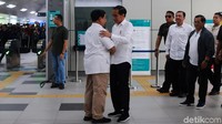 Jokowi tampak didampingi Budi Gunawan dan Pramono Anung.
