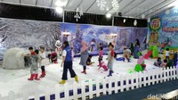 Di wahana itu anak-anak maupun dewasa bisa bermain salju seperti membuat bola salju, boneka salju, hingga berseluncur di salju. (Angling Adhitya/detikcom)