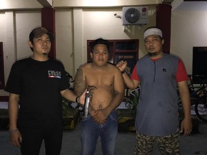 Polisi Amankan Pria Bertato dengan Sajam Saat Bubarkan Tawuran di Makassar