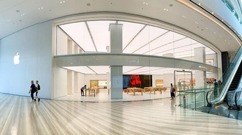 Dengan dibukanya Apple Jawel Changi Airport dapat memenuhi kebutuhan traveller yang berasal dari berbagai negara. (Foto: Dok. 9to5mac)