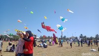 Layangan balon dengan ukuran-ukuran besar menjadi daya tarik tersendiri, seperti karakter kartun, hewan dan bentuk-bentuk unik lainnya. (Andi Nurroni/detikcom)