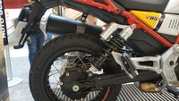 Dari lampu depan dengan gaya khas berbentuk bulat yang ditempel menjadi satu seperti mata. Dihiasi dengan tanda lambang elang mewakili simbol kebesaran Moto Guzzi. Pun demikian pada lampu belakang, bentuknya seperti pantat dari pesawat aerospace. Foto: Ridwan/detikOto