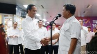 Jokowi dan Prabowo berjabat tangan.