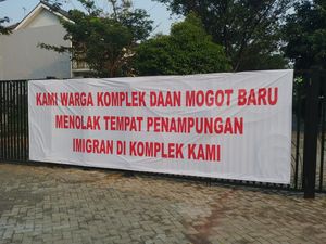 Warga Pasang Spanduk, Tolak Pencari Suaka Ditampung di Jakbar