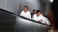 Jokowi dan Prabowo berhenti di Stasiun MRT Senayan. Keduanya naik ke atas stasiun pakai eskalator. Foto: Ari Saputra