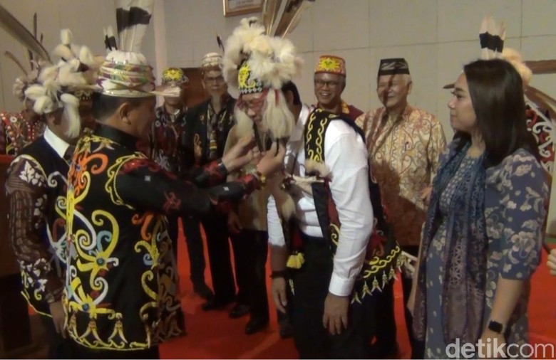 Ahok dan Puput Dapat Gelar Kehormatan dari Masyarakat Dayak di Kaltim Ahok dan Puput Dapat Gelar Kehormatan dari Masyarakat Dayak di Kaltim