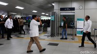 Dia kemudian menyambut Jokowi yang datang belakangan.