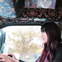 Seperti Blayze, Rino Sasaki adalah seorang supir truk. Sebelum mendampingi ayahnya menjadi supir, ia ternyata pernah menjadi penari. Rino harus berganti profesi karena ayahnya sakit dan ia ingin menghabiskan lebih banyak waktu bersama dengannya. Foto: Instagram