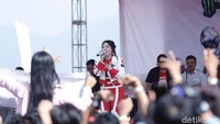 Gelaran MXGP of Asia di Sirkuit Mijen Semarang sudah dimulai Sabtu (13/7) kemarin. Tak hanya nonton balapan motocross, traveler bisa belanja oleh-oleh hingga nonton konser Via Vallen. (Angling/detikcom)