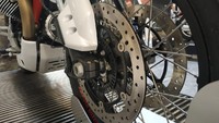Untuk kenyamanan off road maupun on road pada suspensi depan menggunakan teleskopik hidrolik dengan jarak 41 mm dan bisa diatur daya rebound-nya. Sementara shockbreaker belakang menggunakan single side shock absorber (RH) yang posisinya sebelah kanan motor. Foto: Ridwan/detikOto