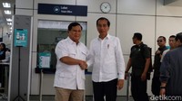 Foto: Mereka cipika-cipika dan berjabat tangan. (Andhika-detikcom)