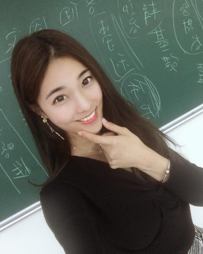 Banyak guru berpenampilan menarik. Namun Jhiawen Cheng jadi populer dengan kecantikannya yang klasik. Wanita yang mengajar les ekonomi tersebut bukan hanya jadi banyak follower di Instagram tapi juga mendapat tawaran iklan dan menghadiri talk show. Meski begitu, ia tak lantas pindah profesi dan memilih untuk tetap mengajar dan menyelesaikan pendidikan. Foto: Instagram