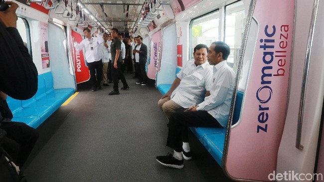 Momen Bersejarah! Akrabnya Jokowi-Prabowo Bertemu di MRT