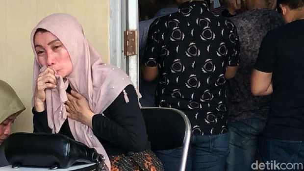 Berce, ibu siswa SMK Taruna yang meninggal saat MOS mendatangi RS Bhayangkara Polda Sumsel.