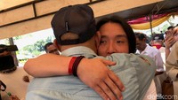 Indro begitu terpukul dengan kepergian Rudy. Ia pun memeluk anak Rudy. Foto: Hanif/detikHOT