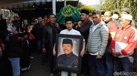 Jenazah dimakamkan di pemakaman keluarga Perumahan Kota Mas, Kelurahan Padasuka, Kecamatan Cimahi Tengah, Sabtu (13/7/2019).