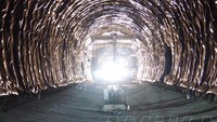 Mengutip Instagram Wijaya Karya, teknologi New Austrian Tunneling Method (NATM) diterapkan pada pembangunan terowongan Kroya-Kutoarjo km 424+100 sd 426+200 Tambak Gombong, Jawa Tengah. Pool/PT Wijaya Karya.