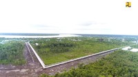 Pembangunan jalan dan jembatan gantung tersebut merupakan bagian dari sejumlah infrastruktur dasar yang dibangun Kementerian PUPR untuk mendukung peningkatan kualitas hidup masyarakat di Kabupaten Asmat yang mengalami wabah campak dan gizi buruk pada awal tahun 2018 lalu. 