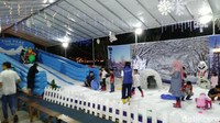 Ada beberapa wahana berbayar, salah satunya yang paling menarik perhatian yaitu Snow Wonderland dimana pengunjung bisa bermain salju asli yang dingin. Harga tiket mainnya mulai Rp 75 ribu sampai Rp 250 ribu. (Angling Adhitya/detikcom)