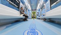 Interior kereta dirombak menjadi informasi tentang pengurangan biaya pajak yang baru-baru ini diluncurkan pemerintah. Foto: Dok. Xinhua/Song Weiwei