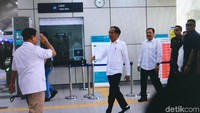 Prabowo sebelumnya lebih dulu tiba di Stasiun MRT Lebak Bulus, Jakarta Selatan, Sabtu (13/7/2019) pukul 09.50 WIB. Tiba di lokasi, Prabowo tampak didampingi Kepala BIN Budi Gunawan. Terlihat juga Sekjen Gerindra Ahmad Muzani, Waketum Gerindra Edhy Prabowo hingga Seskab Pramono Anung.  