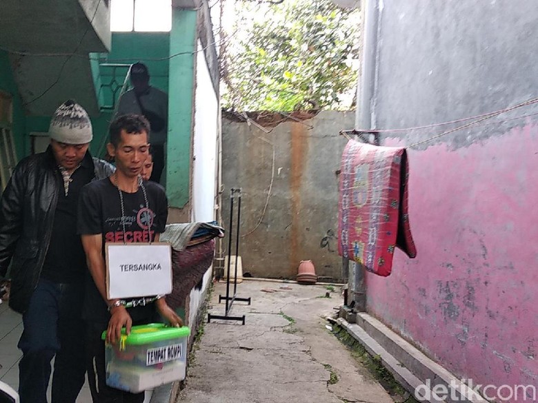 Detik-detik Pelaku Bunuh dan Mutilasi PNS Kemenag Kota Bandung Detik-detik Pelaku Bunuh dan Mutilasi PNS Kemenag Kota Bandung