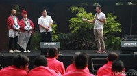 Sandi dan Erick sempat diminta bersalaman, tapi tak disangka Sandi mengucapkan kata-kata canda. Kok salaman, emangnya kita musuhan apa? kata Sandi sambul tersenyum.
