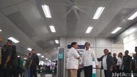 Tidak lama kemudian, Presiden Joko Widodo (Jokowi) tiba di Stasiun MRT Lebak Bulus pada pukul 10.07 WIB. Dia mengenakan kemeja berwarna putih lengan panjang dan celana panjang berwarna hitam. Kehadiran Jokowi langsung disambut hormat oleh Prabowo. Jokowi pun balas memberi hormat. Keduanya lalu cipika-cipiki. Foto: Hendra Kusuma/detikFinance