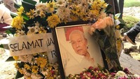 Setelah disemayamkan di rumah duka Dharmais, Jakarta Barat, selama dua hari, Rudy Badil dikebumikan hari ini. Foto: Hanif/detikHOT