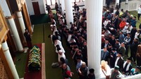 Sebelumnya, jenazah disalatkan di Masjid Agung Lembang.