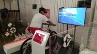 Dua wahana di dalam Futuria memanfaatkan teknologi Virtual Reality dimana yang pertama yaitu bersepeda dengan VR. Dengan mengayuh sepeda maka pengunjung bisa melihat menelusuri dunia digital. Berikutnya yaitu pendopo massage, dimana pengunjung bisa menikmati pijat sembari melihat video VR yang seru. (Angling Adhitya/detikcom)