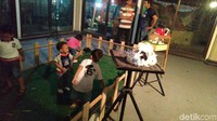 Selain dua wahana tadi, masih banyak yang bisa dinikmati yaitu berbagai kuliner dan permainan lain seperti komidi putar, kora-kora mini, bahkan bermain dengan kelinci. (Angling Adhitya/detikcom)