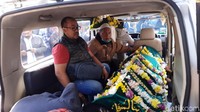 Usai disalatkan di Masjid Besar Lembang, Kabupaten Bandung Barat, jenazah kemudian diberangkatkan menuju tempat pemakaman.