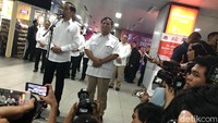 Di Stasiun Senayan, keduanya langsung memberikan keterangan kepada awak media. Foto: Ari Saputra