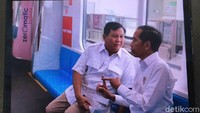 Mereka juga sempat naik MRT bersama.