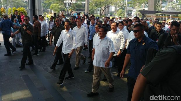 Prabowo dan Jokowi jalan kaki ke Fx Senayan