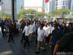 Dari Stasiun MRT Senayan, Jokowi-Prabowo Jalan kaki ke Fx Sudirman