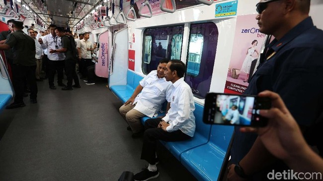 Momen Bersejarah! Akrabnya Jokowi-Prabowo Bertemu di MRT