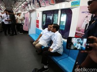 Momen Bersejarah! Akrabnya Jokowi-Prabowo Bertemu di MRT
