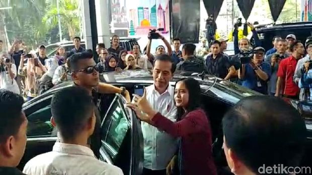 Tinggalkan Fx Sudirman Usai Bertemu Prabowo, Jokowi Ladeni Warga Foto Bersama