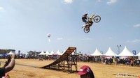 Aksi para freestyler motocroos juga akan menghibur traveler. Dijamin deg-degan nonton aksi mereka melayang di udara. (Angling/detikcom)