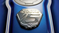 Namun perbadaan terlihat pada bagian tangki motor, meski masih mengesankan kesan klasik tangki memiliki label 5 series. Selain itu sentuhan warna biru semakin membuat kece tampilan BMW R Nine T. Foto: Pool (visordown)