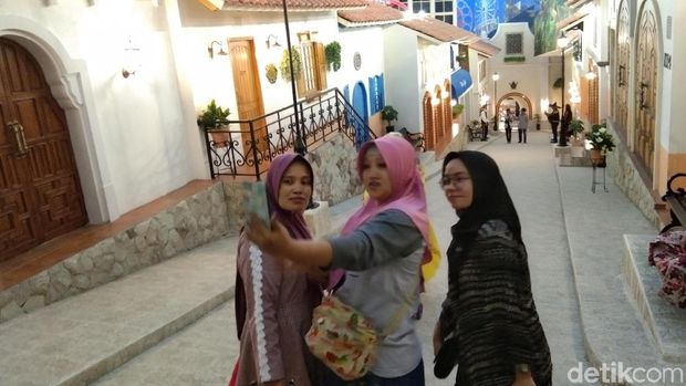 Tiltiing Village, Ilusi yang Menipu Mata di Trans Studio Cibubur