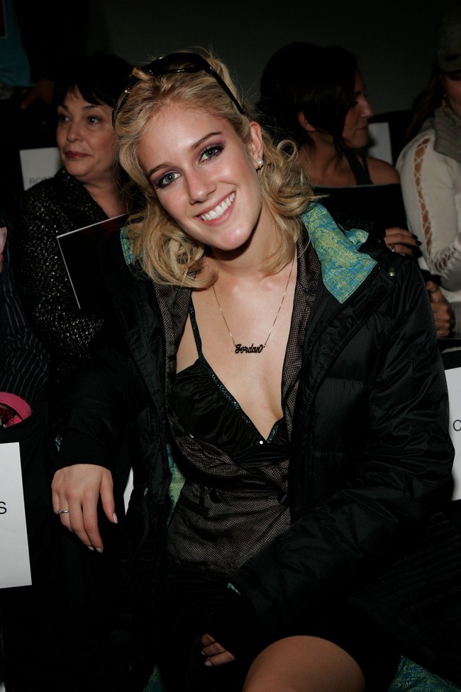 Ketika itu aku sangat terobsesi dengan diri sendiri, seperti kebanyak orang muda, tapi aku juga tampil di televisi di mana setiap cacat ditonjolkan. Aku pikir aku melihat cermin sedikit terlalu banyak, ungkapnya kepada Cosmopolitan. Foto: Getty Images