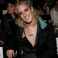 Ketika itu aku sangat terobsesi dengan diri sendiri, seperti kebanyak orang muda, tapi aku juga tampil di televisi di mana setiap cacat ditonjolkan. Aku pikir aku melihat cermin sedikit terlalu banyak, ungkapnya kepada Cosmopolitan. Foto: Getty Images